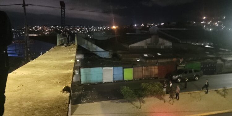 Demuelen deteriorado y abandonado puente peatonal frente al mercado Zonal Belén de la capital