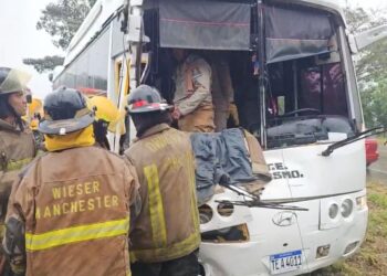 Rescatan a pasajeros de bus que impactó brutalmente con una grúa y terminó en una mediana de La Lima, Cortés