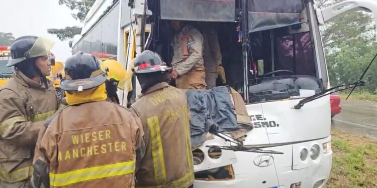 Rescatan a pasajeros de bus que impactó brutalmente con una grúa y terminó en una mediana de La Lima, Cortés