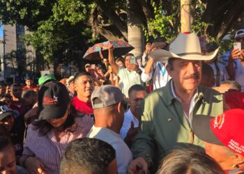Con sombrero y Rixi Moncada, Mel Zelaya llega a los bajos del Congreso Nacional para protestar contra juicio político de Marlon Ochoa