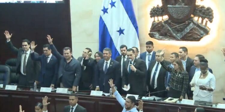 ¡Lo reventaron! Suspenden del cargo al fiscal Johel Zelaya mientras se realice el proceso de juicio político y sería el primero en estrenar esta figura