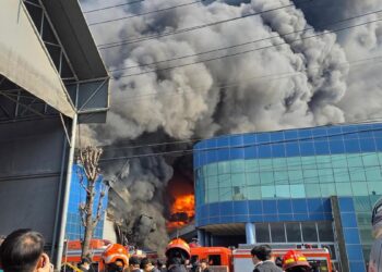 Al menos 11 muertos y 3 desaparecidos tras incendiarse una planta automotriz surcoreana