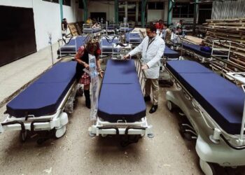 Hospital Escuela recibe 100 camillas para la estabilización y transporte de pacientes