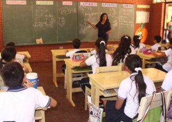 Gobierno evaluará posible aumento salarial para docentes tras aprobación del Presupuesto 2026