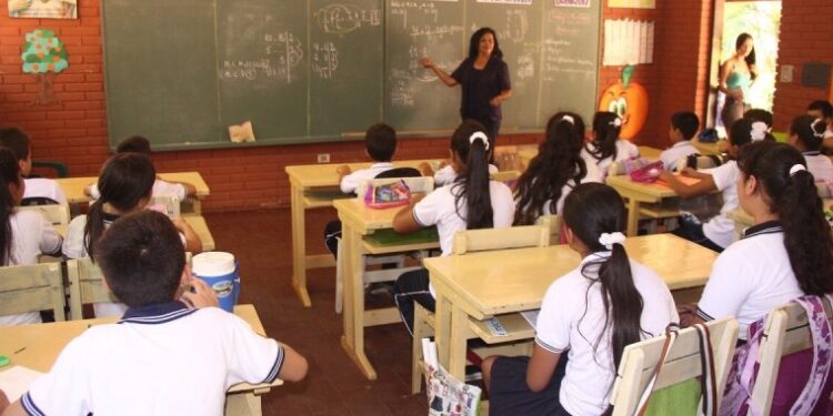 Gobierno evaluará posible aumento salarial para docentes tras aprobación del Presupuesto 2026