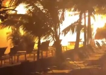 De fantasía a infierno: Pavoroso incendio arrasa con el complejo hotelero Fantasy Islands en Roatán