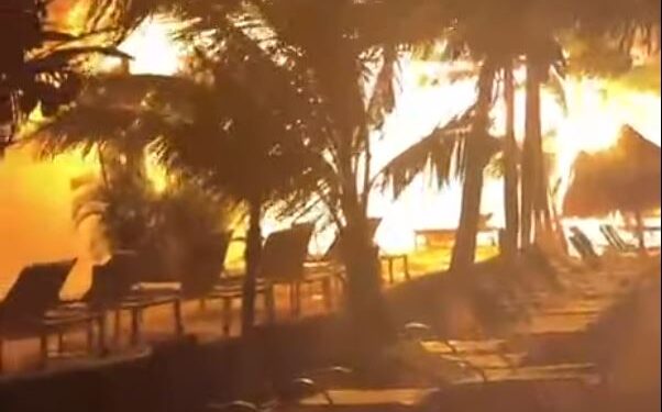 De fantasía a infierno: Pavoroso incendio arrasa con el complejo hotelero Fantasy Islands en Roatán
