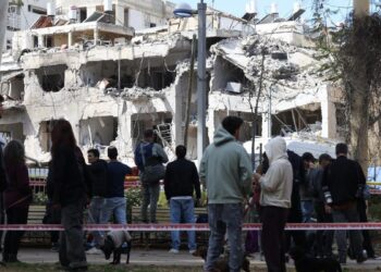 El impacto de un misil iraní deja al menos seis muertos y 20 heridos en el centro de Israel
