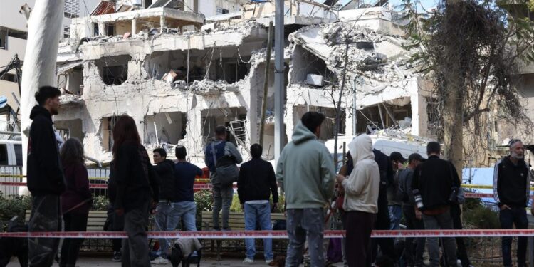 El impacto de un misil iraní deja al menos seis muertos y 20 heridos en el centro de Israel