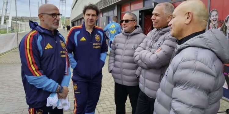 ¡Tirando rostro! Intercambio de alto nivel entre la FFH y la RFEF fortalece la gestión integral de selecciones