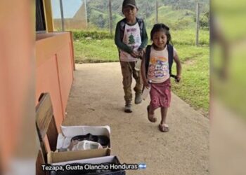 ¡Ternura! maestro sorprende a dos humildes niños de Olancho con zapatos nuevos