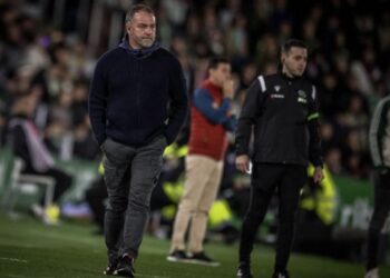 Hansi Flick se sincera y apuesta por lo ‘imposible’ para remontar al Atlético: “Nunca me he encontrado en esta situación”