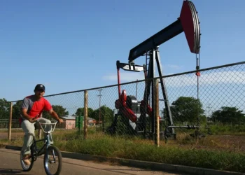 Estados Unidos emite una licencia para permitir a sus empresas explotar y comerciar petróleo venezolano