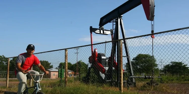 Estados Unidos emite una licencia para permitir a sus empresas explotar y comerciar petróleo venezolano