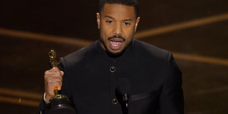 Michael B. Jordan se llevó su primer Oscar como Mejor Actor por su papel de “Pecadores”