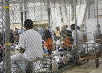 Al menos 11,000 niños estadounidenses, separados de padres en redadas migratorias de Trump
