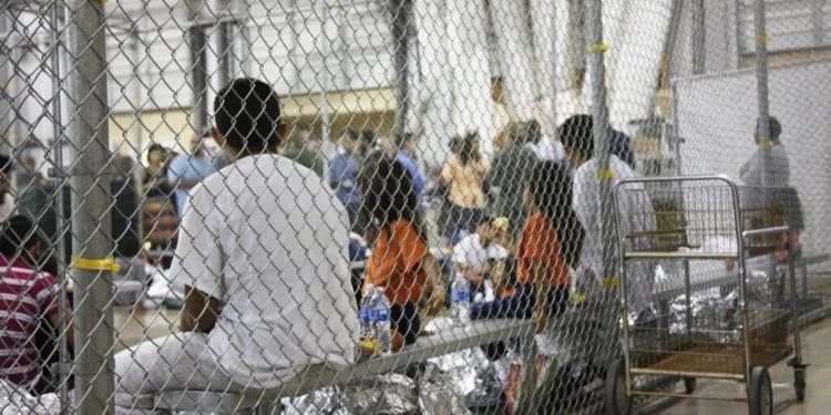 Al menos 11,000 niños estadounidenses, separados de padres en redadas migratorias de Trump