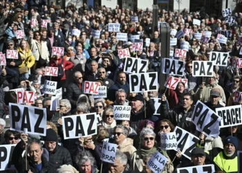 Miles de personas piden en España ‘parar la guerra’ junto a personalidades del mundo de la cultura