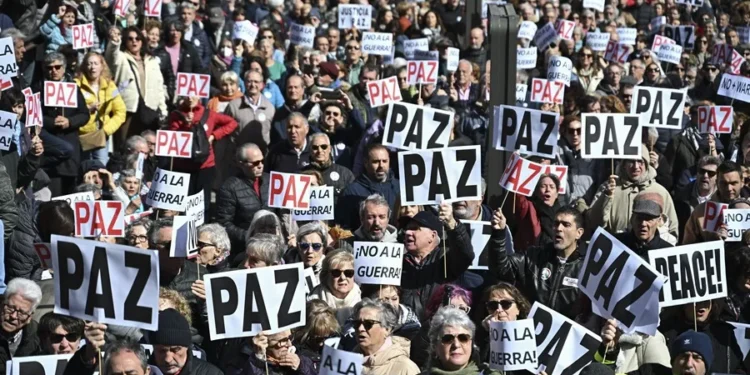 Miles de personas piden en España ‘parar la guerra’ junto a personalidades del mundo de la cultura
