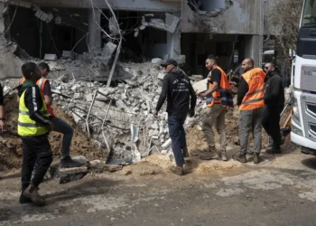 Irán lanza cinco andanadas de misiles contra Israel en poco más de dos horas