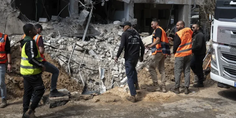 Irán lanza cinco andanadas de misiles contra Israel en poco más de dos horas