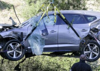 Tiger Woods fue arrestado por conducir bajo los efectos del alcohol tras un accidente automovilístico con vuelco en Florida