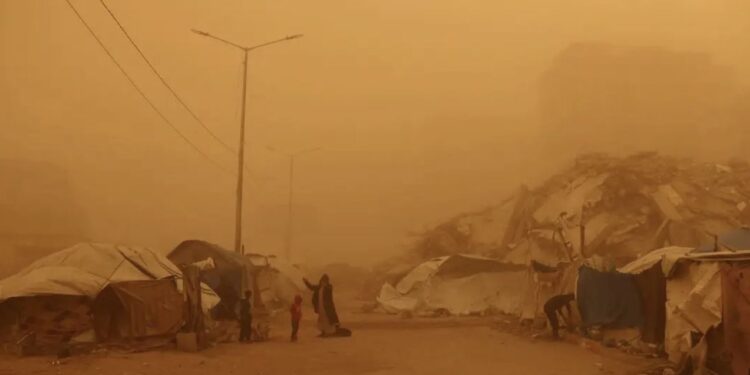 Una impresionante tormenta de arena cubrió la franja de Gaza