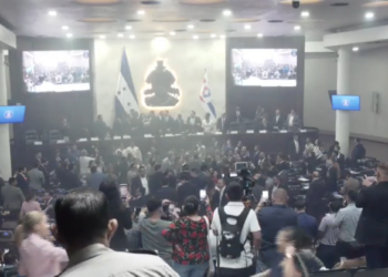 En medio de petardos y agarres, presentan oficialmente denuncia para dar trámite a juicio político contra el fiscal general Johel Zelaya