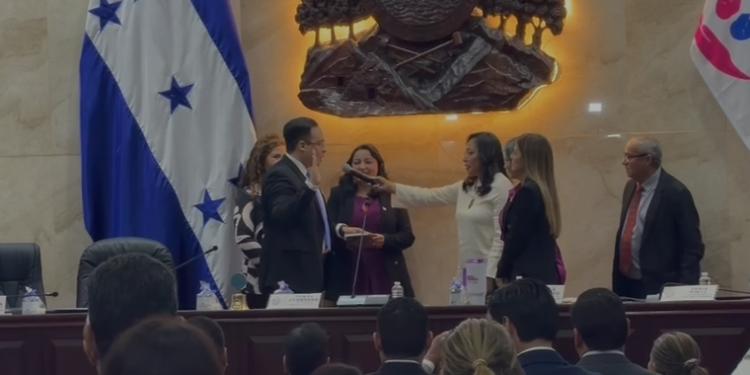 ¡Del CNE a la transparencia de los partidos! Eduardo Fuentes es juramentado como comisionado de la Unidad de Política Limpia