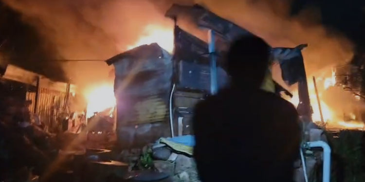 ¡LAMENTABLE! Varias viviendas arden en llamas tras pavoroso incendio en la colonia Suazo Córdova de la capital