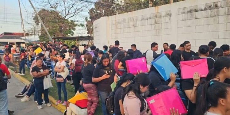 ¡La dura realidad! Centenares de desempleados buscan “chamba” en maquilas de Honduras