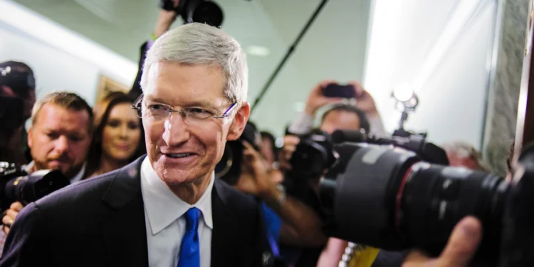 Tim Cook deja el cargo de CEO de Apple tras un crecimiento del 1.000%; John Ternus es su sucesor
