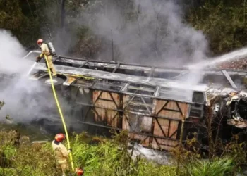 Al menos once muertos y 20 heridos en un accidente de autobús en zona andina de Ecuador