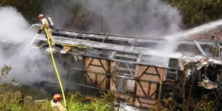 Al menos once muertos y 20 heridos en un accidente de autobús en zona andina de Ecuador