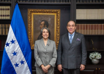 Canciller Mireya Agüero juramenta a Roberto Ochoa como Embajador Plenipotenciario de Honduras en Francia