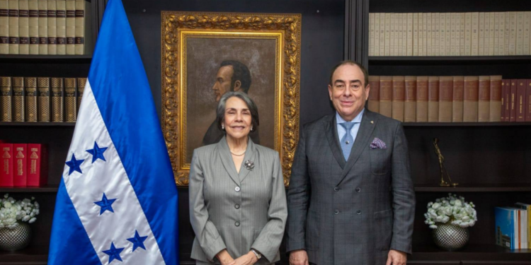 Canciller Mireya Agüero juramenta a Roberto Ochoa como Embajador Plenipotenciario de Honduras en Francia