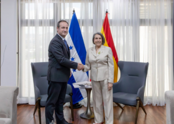 Canciller Mireya Agüero recibe copias de estilo de Guillermo Escribano como Embajador designado de España en Honduras