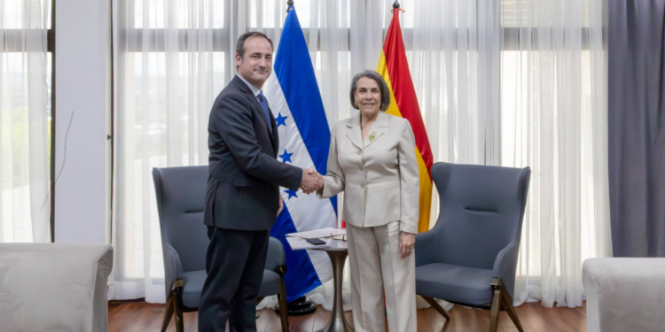 Canciller Mireya Agüero recibe copias de estilo de Guillermo Escribano como Embajador designado de España en Honduras