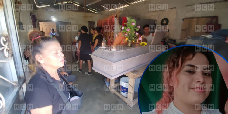 Tras recibir una llamada, matan a una joven de 25 años de edad en La Masica; su madre también ha sido macheteada