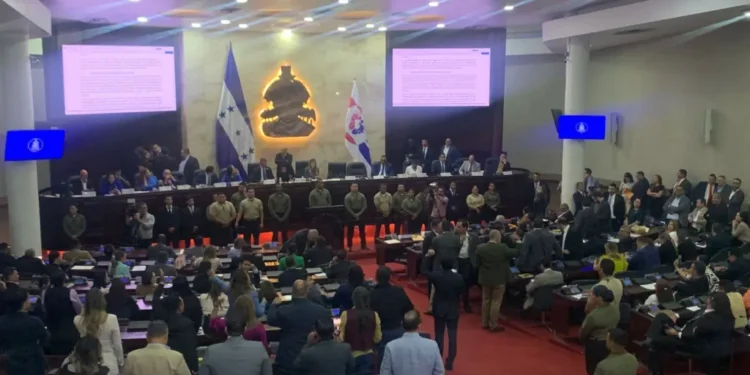 14 diputados de Libre se quedan sin 15 días de salario por haber gritado durante lectura de denuncia de juicio político contra Ochoa y Morazán
