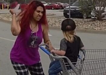 Mujer secuestra un niño en el supermercado e intenta apuñalarlo frente a todos en Estados Unidos