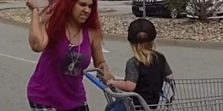 Mujer secuestra un niño en el supermercado e intenta apuñalarlo frente a todos en Estados Unidos
