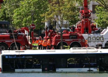 Autobús cae al río Sena cerca de París; rescatan con vida a cuatro personas