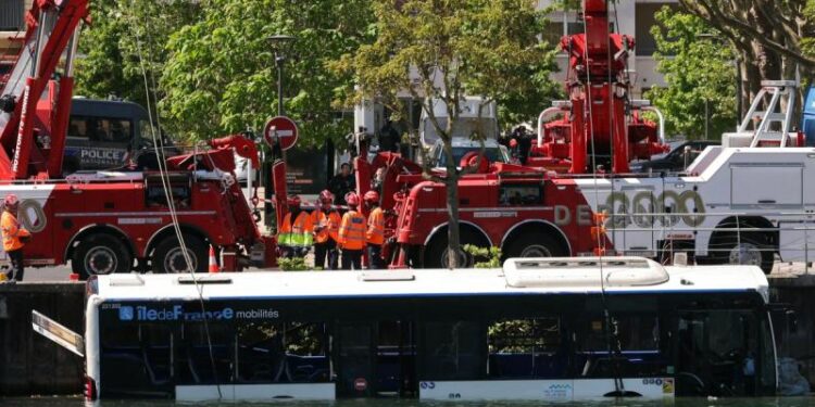 Autobús cae al río Sena cerca de París; rescatan con vida a cuatro personas