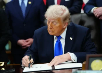 Trump firma un acuerdo bipartidista y pone fin al cierre parcial de Seguridad Nacional