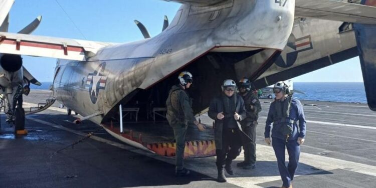 Milei sube al portaaviones USS Nimitz y participa en ejercicios navales con EE.UU.