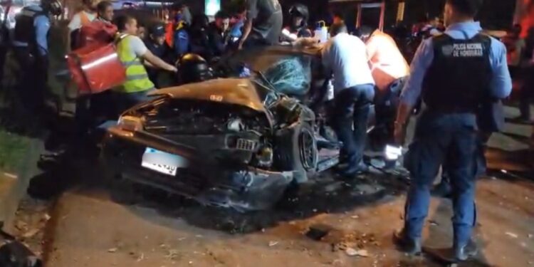 Aparatoso choque múltiple dejó varios heridos y por poco termina en tragedia | Móvil Emergencia TGU