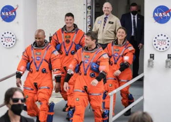 Los astronautas de Artemis II, listos en la plataforma de lanzamiento para su misión a la Luna