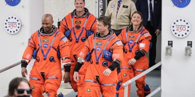 Los astronautas de Artemis II, listos en la plataforma de lanzamiento para su misión a la Luna
