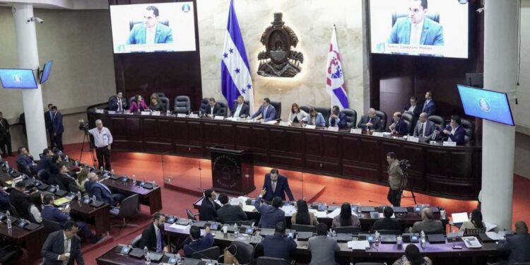 Se reventaron de un solo “cuetazo” a la mitad de los candidatos a cargos en el TJE y CNE